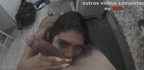  Lunna Vaz levando leitinho na boca enquanto o Lucão estava fazendo a janta - Vlog 4